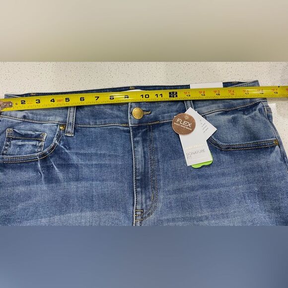 Lane Bryant Signature Fit Mid-Rise Bermuda Denim Shorts Size 16 (34x12) NWT - Picture 9 of 13